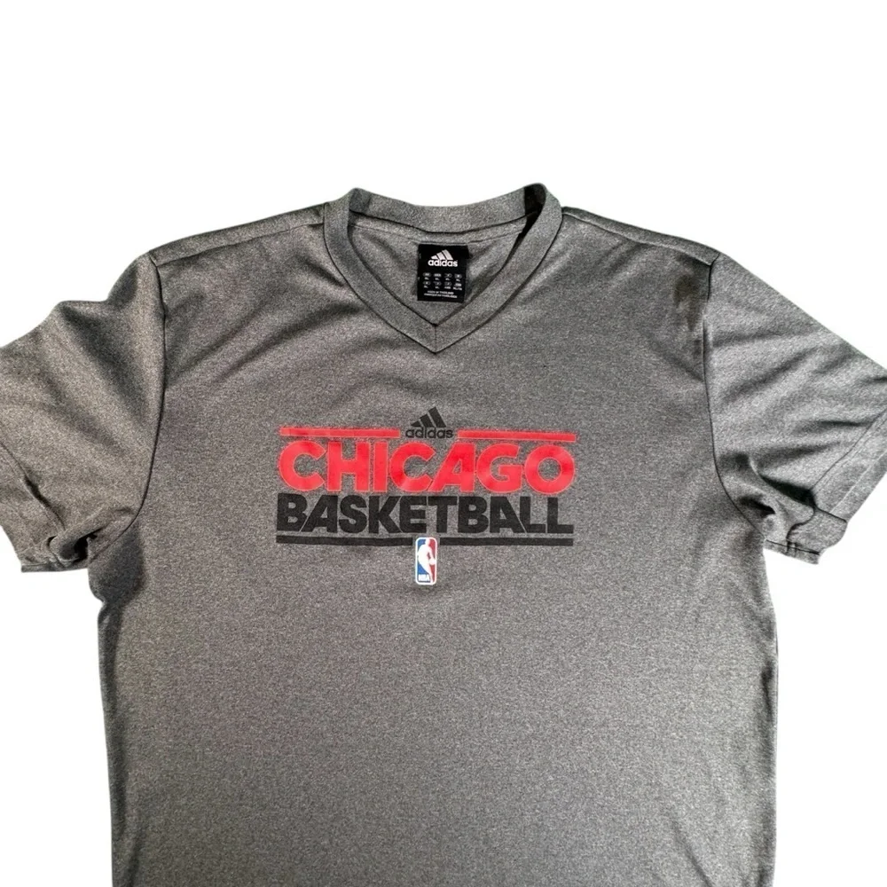 Adidas Chicago Basketball NBA Shirt Mens XL Gray Short Sleeve V-Neck Performance